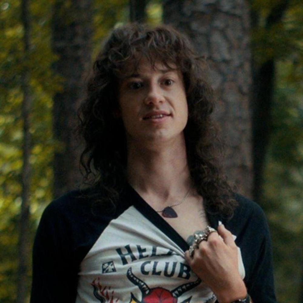 EDDIE'S guitar pick necklace from Stranger Things